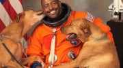 Astronauta hace fotos oficiales con sus perros